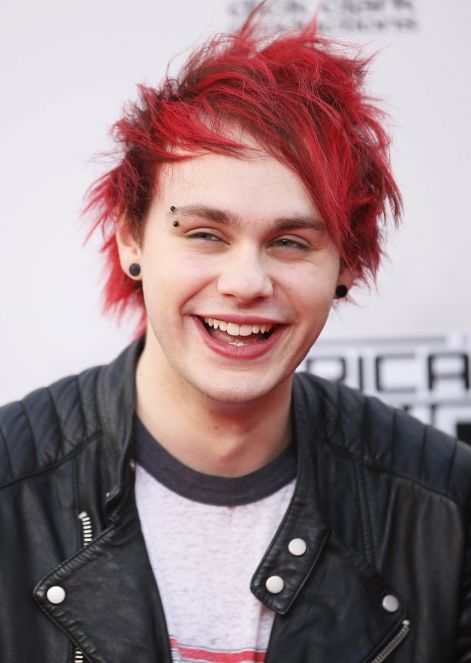 -michael-clifford-of-5-seconds-of-summer-arrives-at-the-42nd-american-m.jpg